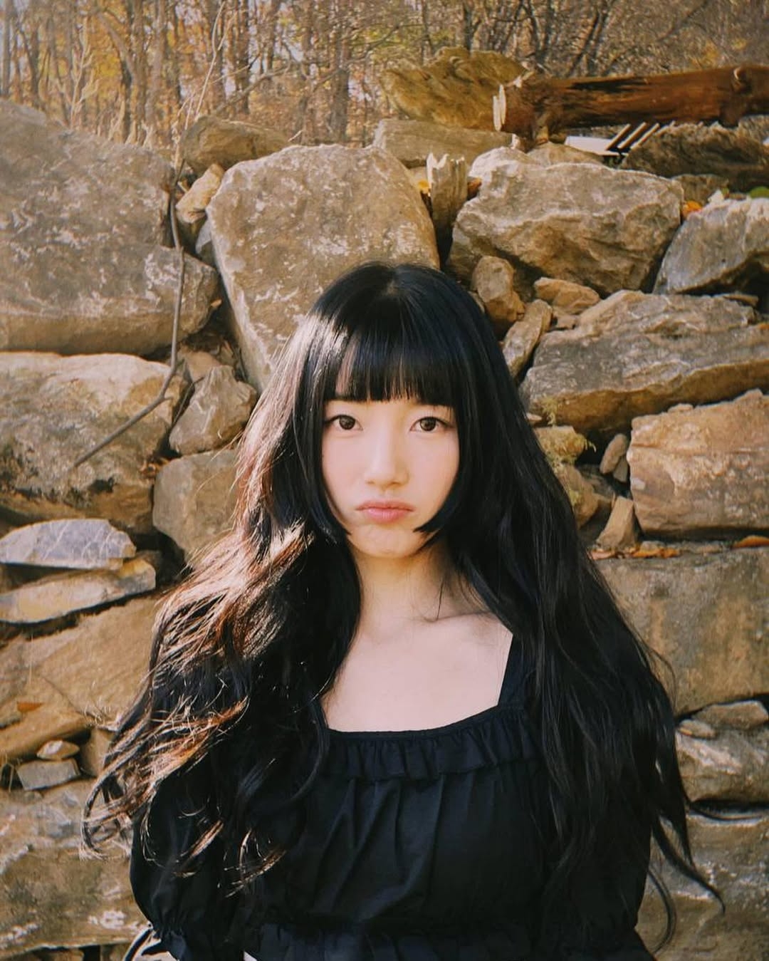 圖中顯示的是公主切，特徵是在臉頰兩側剪出兩束與嘴角或下巴齊平的短髮，與後面的長髮形成鮮明斷層。