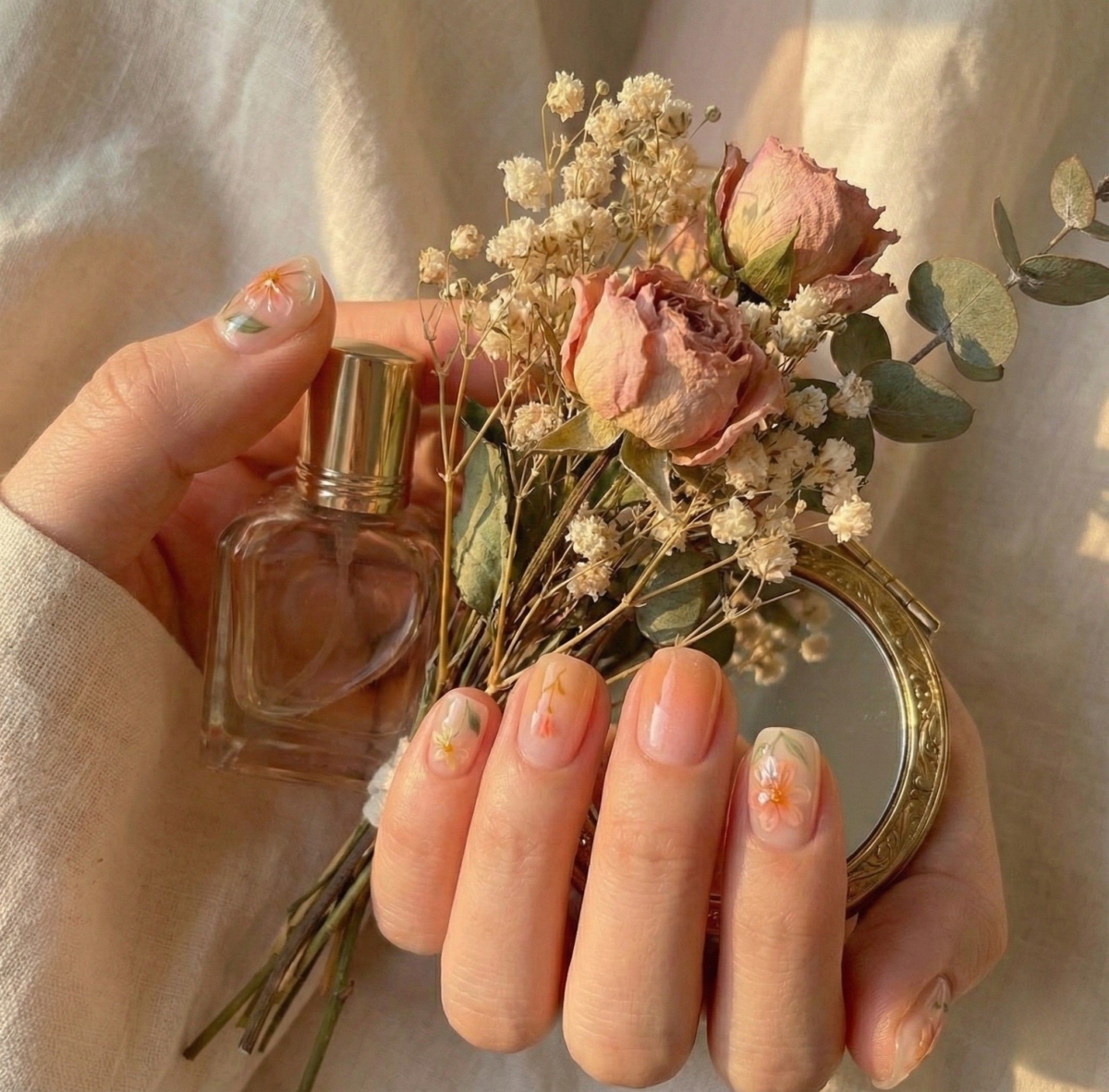 透過水晶光澤與半透明暈染，將花朵手繪於甲面，營造夢幻浪漫感。