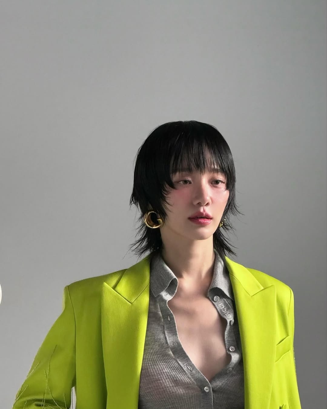 朴圭瑛的這種剪裁方式最大限度地減輕了頭髮的重量，營造出極致的清爽感與蓬鬆度。