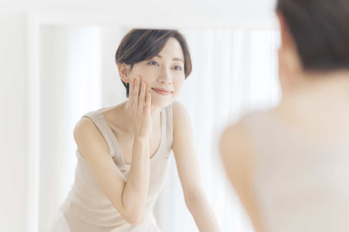 熟齡底妝應選擇清透帶光澤感產品，捨棄厚重遮瑕，讓肌膚看起來自然飽滿、有健康光采。