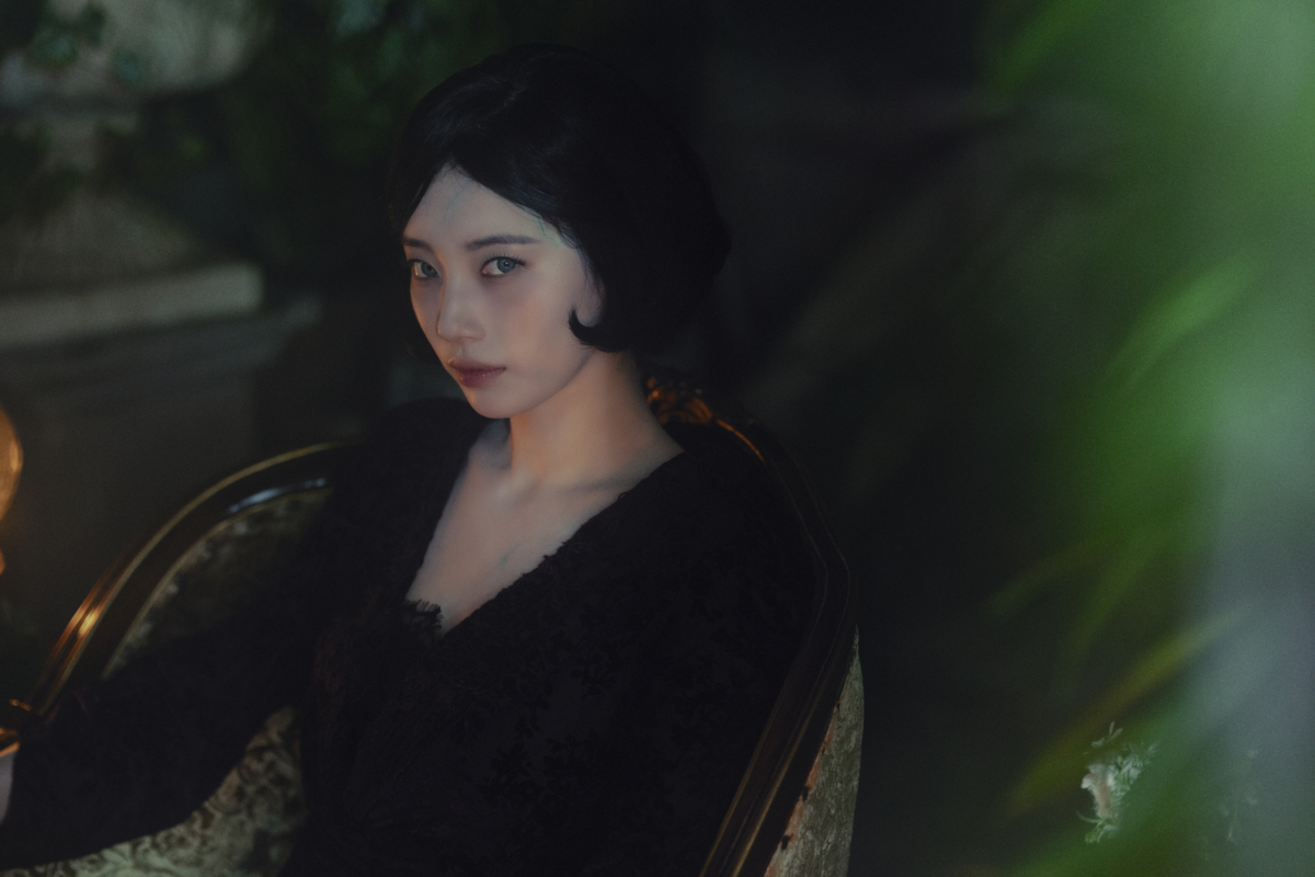 秀智飾演美艷的神秘吸血鬼。（Photo from Disney+）