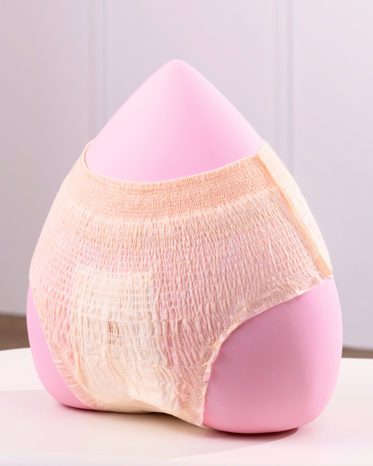 Whisper無痕奢柔褲用上0.02mm奢寵水柔絲：完美包住臀部，透氣度極高。