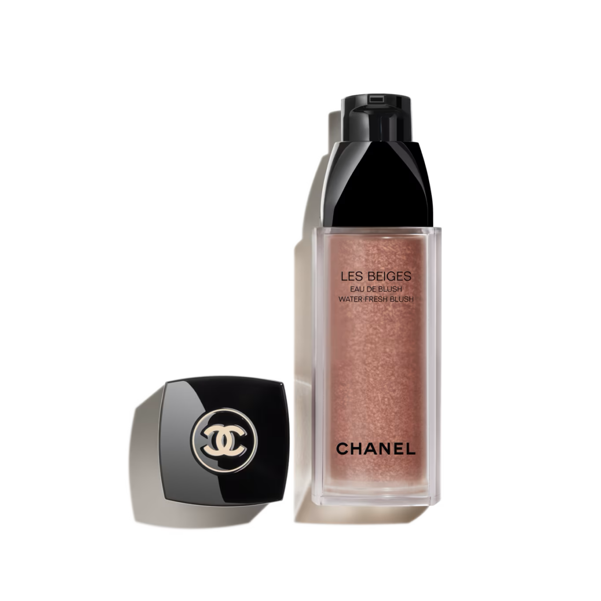 CHANEL LES BEIGES自然水感胭脂液採用75%水分配方及微囊色素技術，打造清透自然的紅潤妝效。