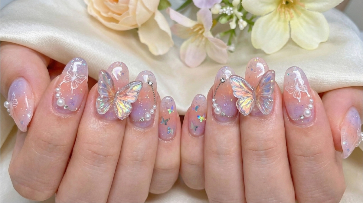 蝴蝶圖案結合晶透光澤或珍珠鑽飾，帶來靈動與優雅感。