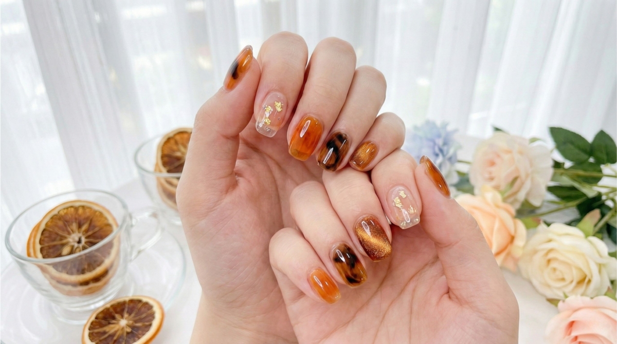 圖中展示的是琥珀跳色美甲款式,「紅茶棕暈染」展現秋冬的溫潤氣質,兩者都能讓指尖看起來通透有質感。