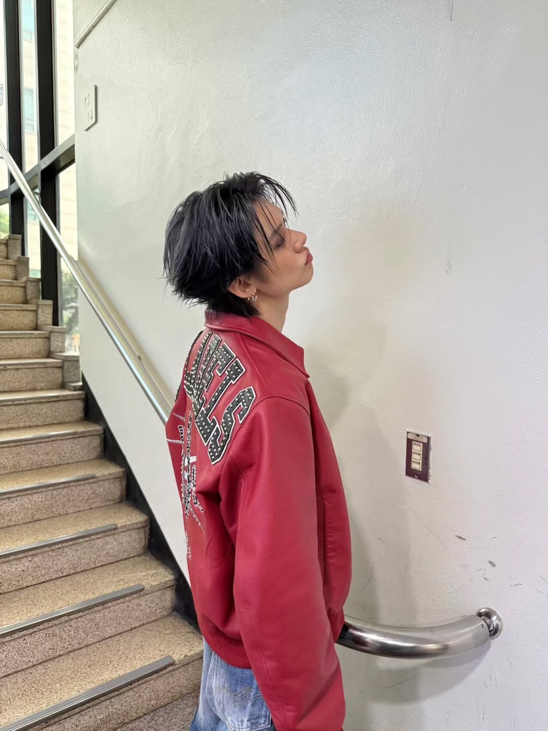 這款灰黑色調中滲透了微量的藍墨色。它比純黑更透明，比銀色更內斂。