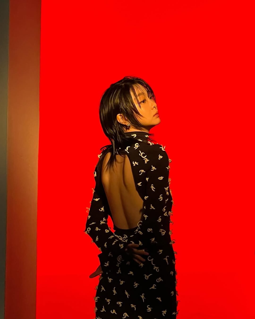 這款造型證明了狼尾剪不僅能帥氣，也能出席正式場合，展現知性的一面。