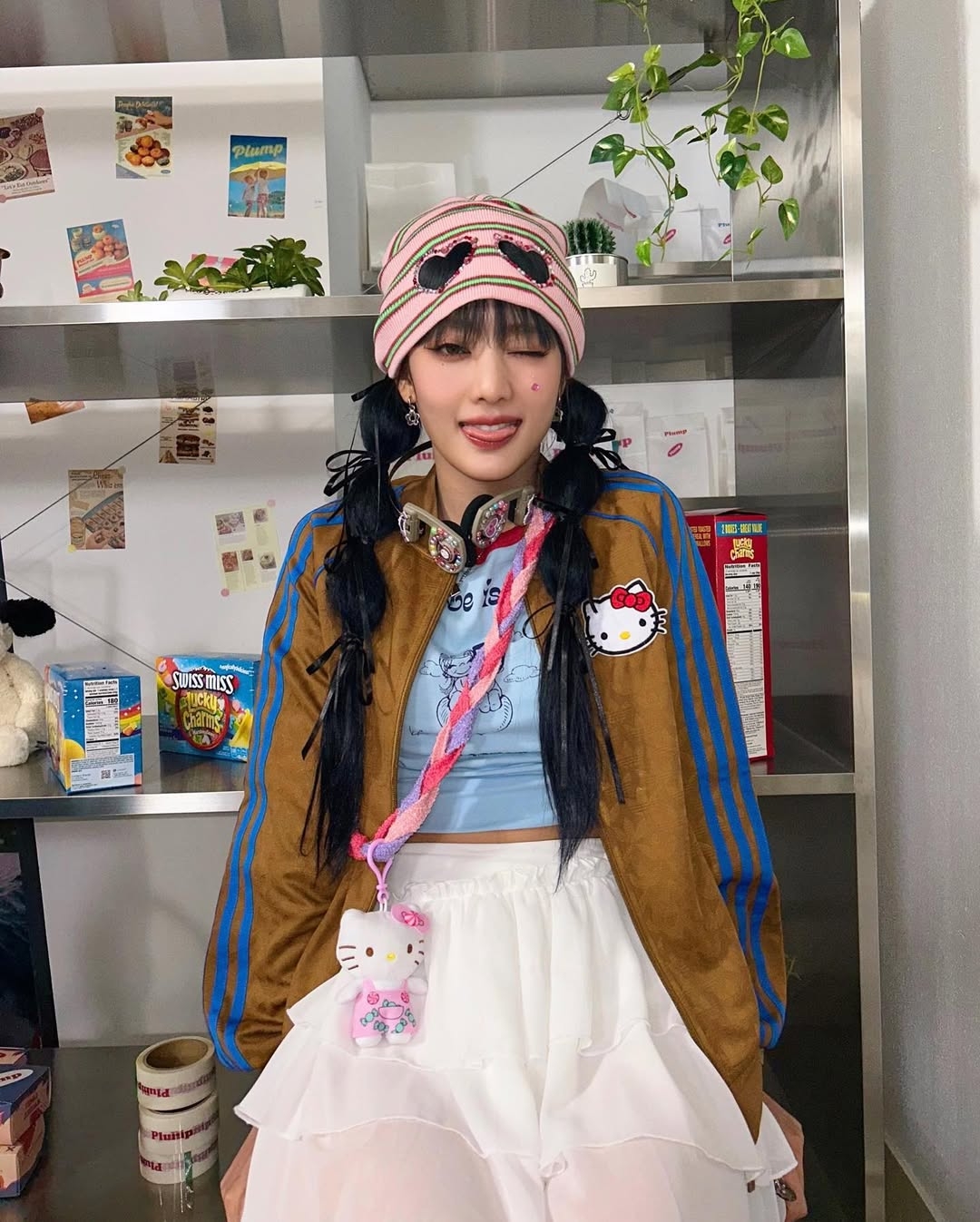 Minnie 的風格是「甜酷」的代名詞，她擅長在帥氣的街頭單品中，混入極具少女心的卡通元素與繁複飾品。