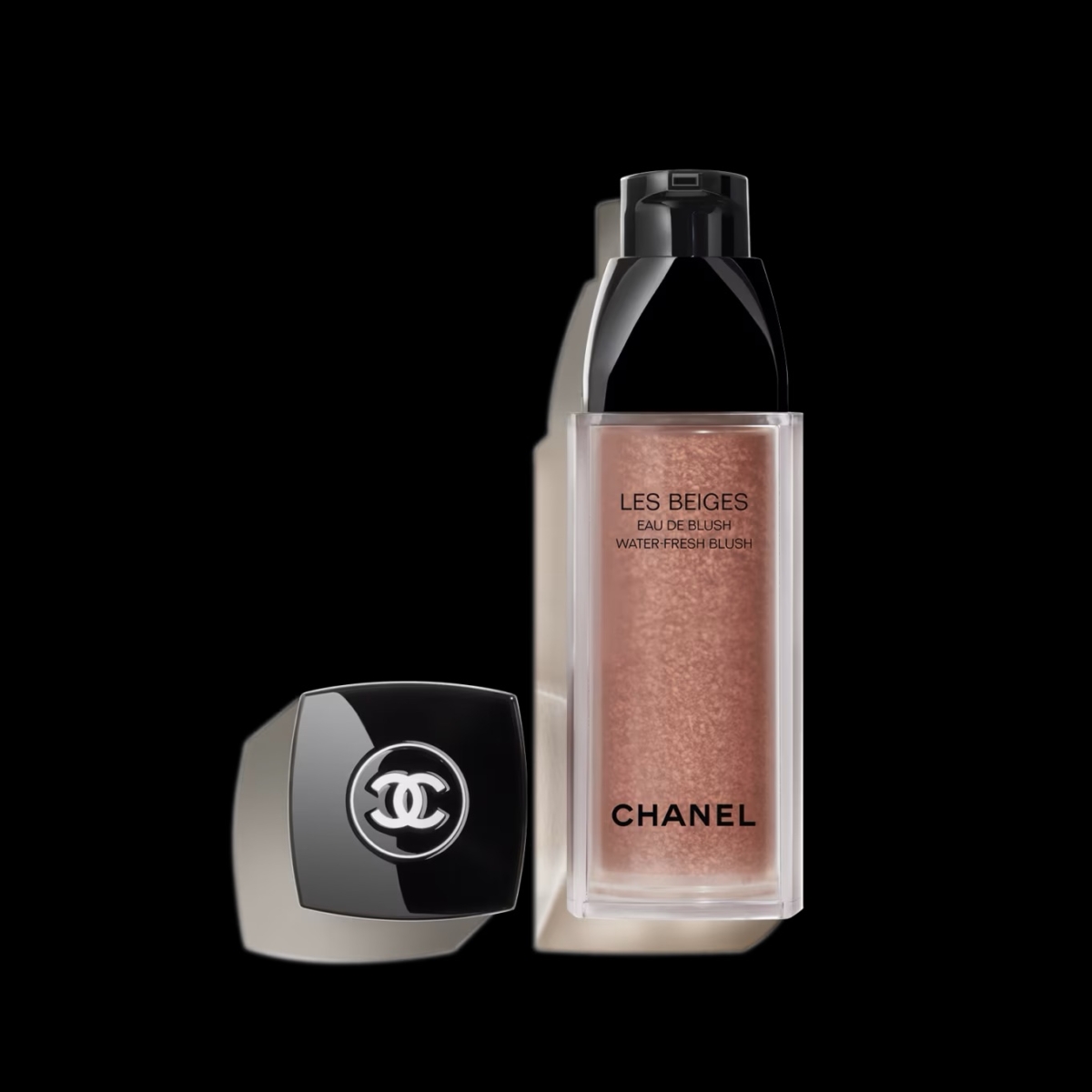 這款產品含有 75% 水分，並結合香奈兒獨家微囊科技，在抹開的瞬間能感受到清涼的降溫感，非常適合悶熱的夏天使用，為肌膚注入清新活力。