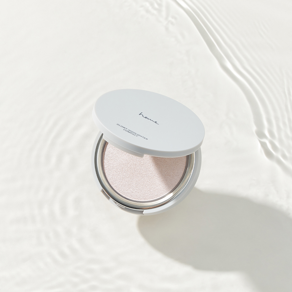 這款heme的光澤打亮餅的粉質細緻絲滑，一掃即有立體閃耀光澤，顯色服貼，輕鬆打造鑽石般亮采，瞬間提升妝容精緻度。