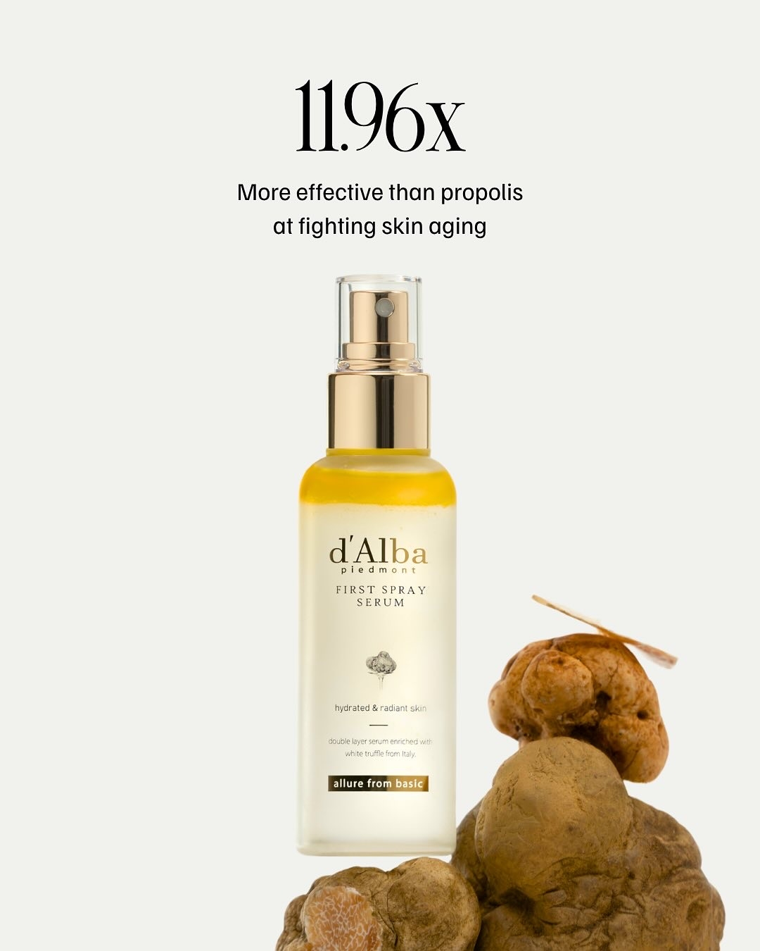 圖中展示的是d'Alba 白松露肌底精華保濕噴霧，這款被譽為「空姐噴霧」的 d'Alba 保濕噴霧，採用獨特的水油雙層配方，富含珍貴的義大利白松露萃取。