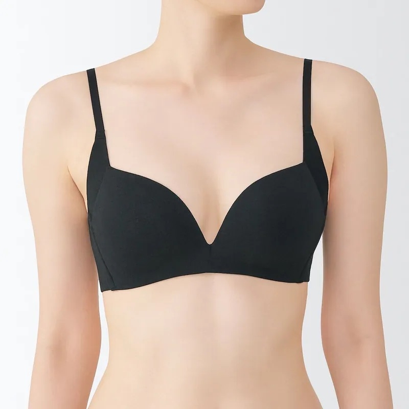 圖中展示的是muji 無鋼圈內衣款式。以「第二層肌膚」為理念，無印良品強調天然有機棉的觸感，追求無負擔的輕盈穿著體驗。