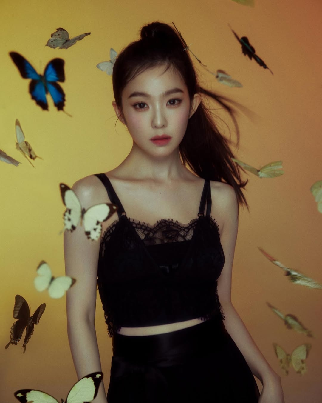 額頭較寬、顴骨明顯，下巴尖細，呈現「上寬下窄」的倒三角視覺，精緻且上鏡。