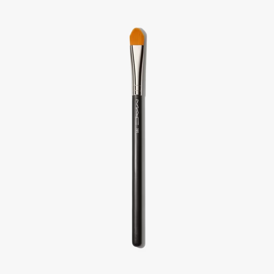 M.A.C. Synthetic Concealer Brush #195 錐形遮瑕掃整體刷頭呈扁平狀且尖端細緻，選材上乘，質感紮實。