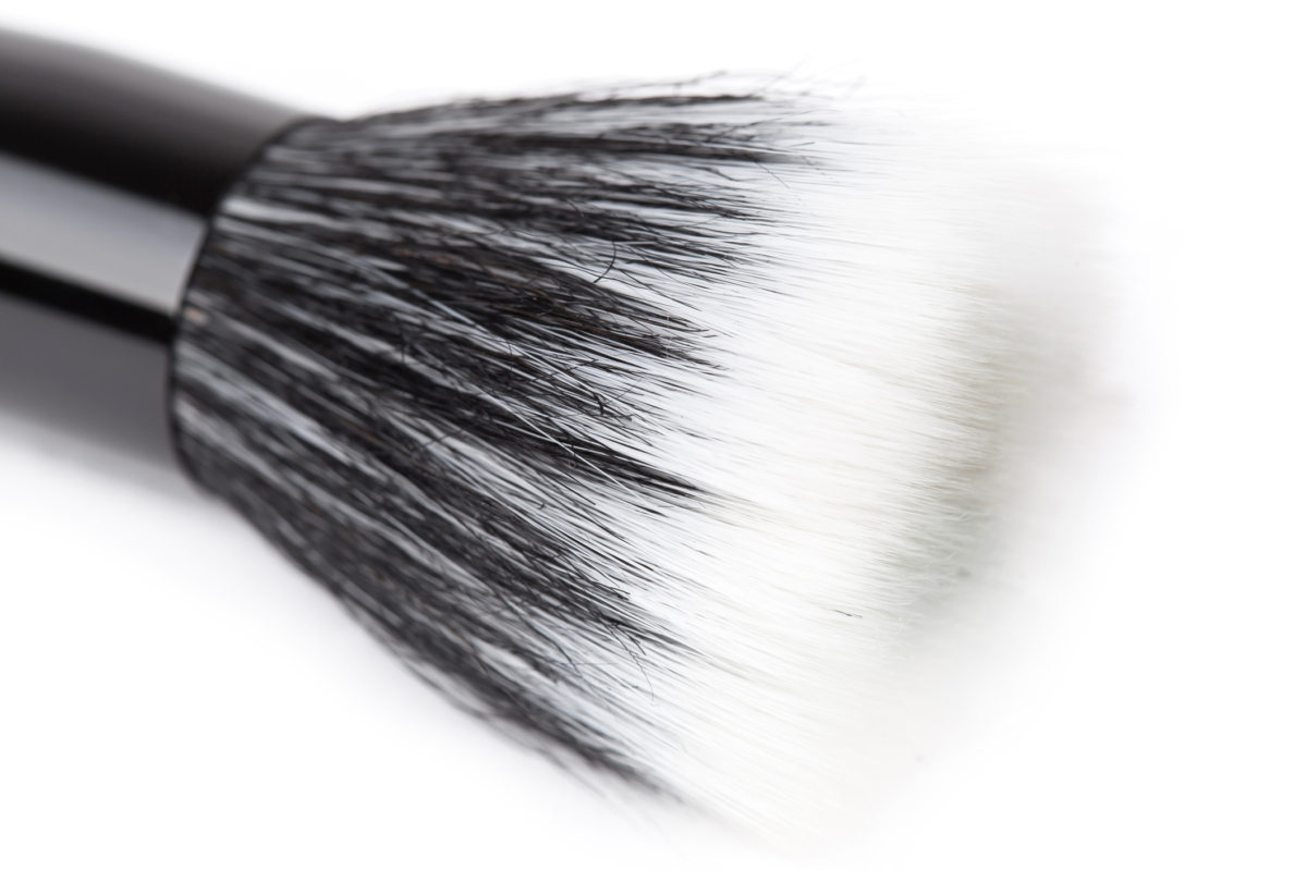雙纖維刷追求輕薄透亮的「偽素顏」妝感，其刷毛混合了長短、粗細兩種不同纖維，兼具緊實與鬆散的特性。