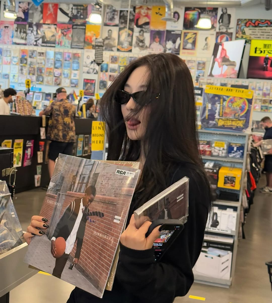 對於偏黃肌膚而言，冷調對比能產生即時的顯白作用。透過深色系襯托，面部五官會變得更立體俐落，輪廓線條亦隨之提升。