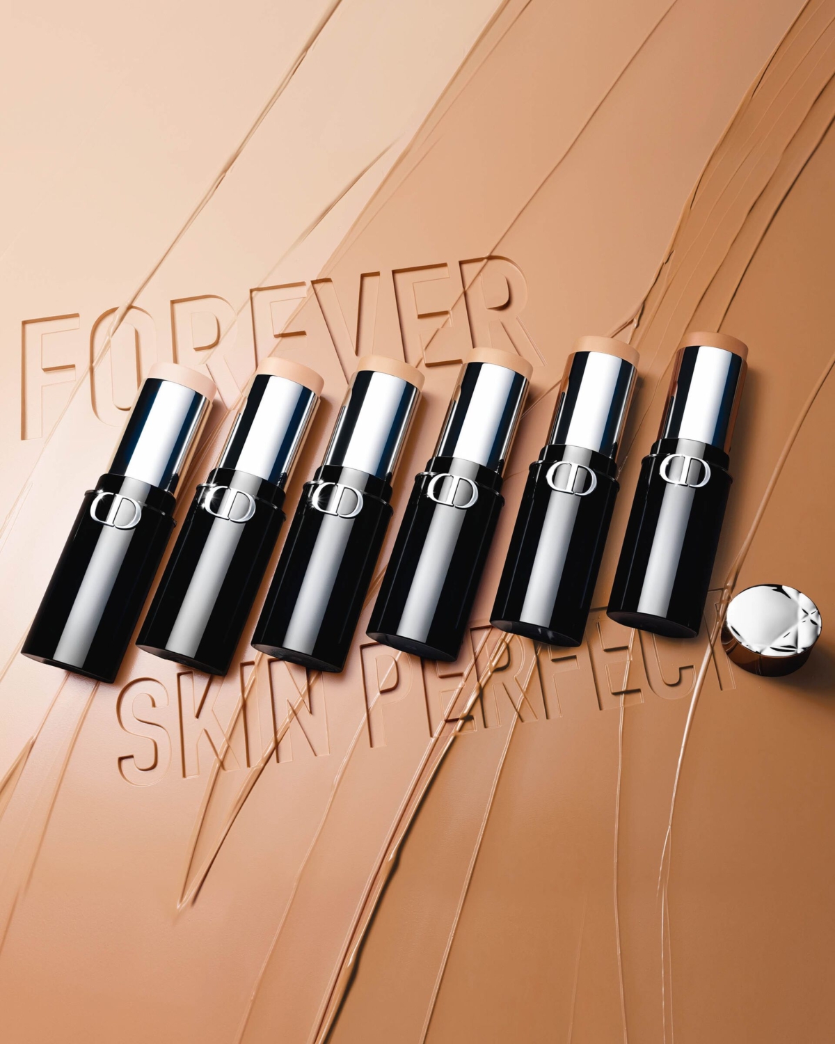 迪奧（Dior）推出的「Dior迪奧超完美持久粉底棒」蘊含了天然三色堇精萃與鳶尾花萃取等保養成份，共有5種色號，能全天維持肌膚潤澤保濕。