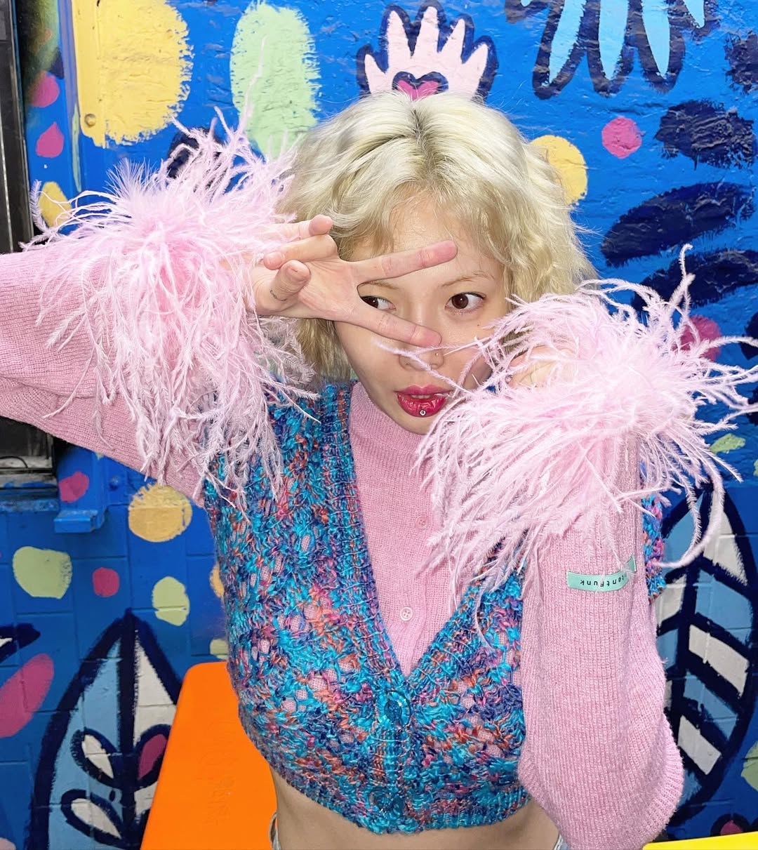 不同於常規的甜美或運動風，泫雅詮釋的是一種「無秩序」的極繁美學。她擅長將高飽和度的色彩與誇張的異材質進行大膽疊加。