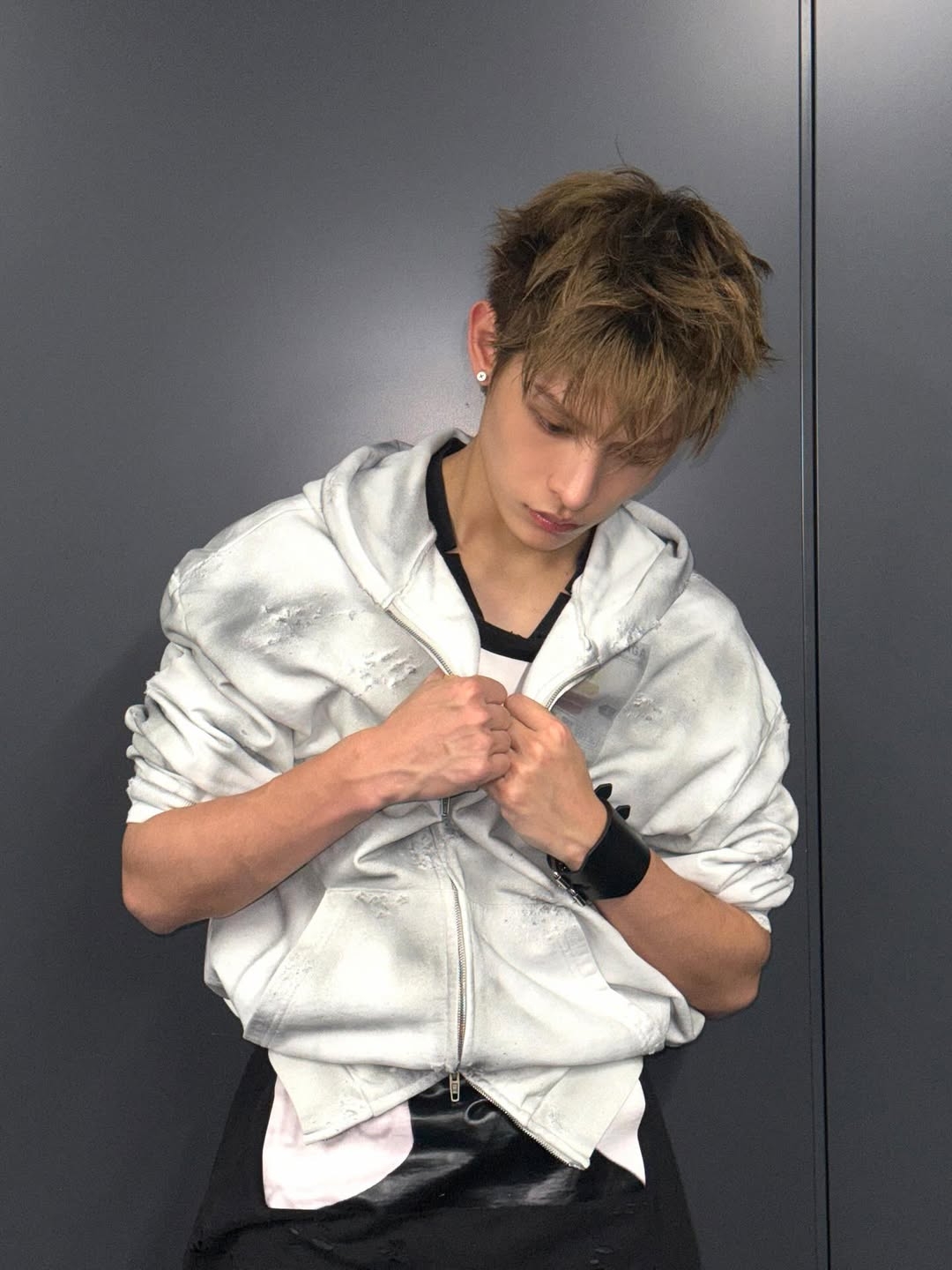 這是一款專為解決「漂髮後變黃」煩惱而設計的髮色，適合追求少年感的讀者。