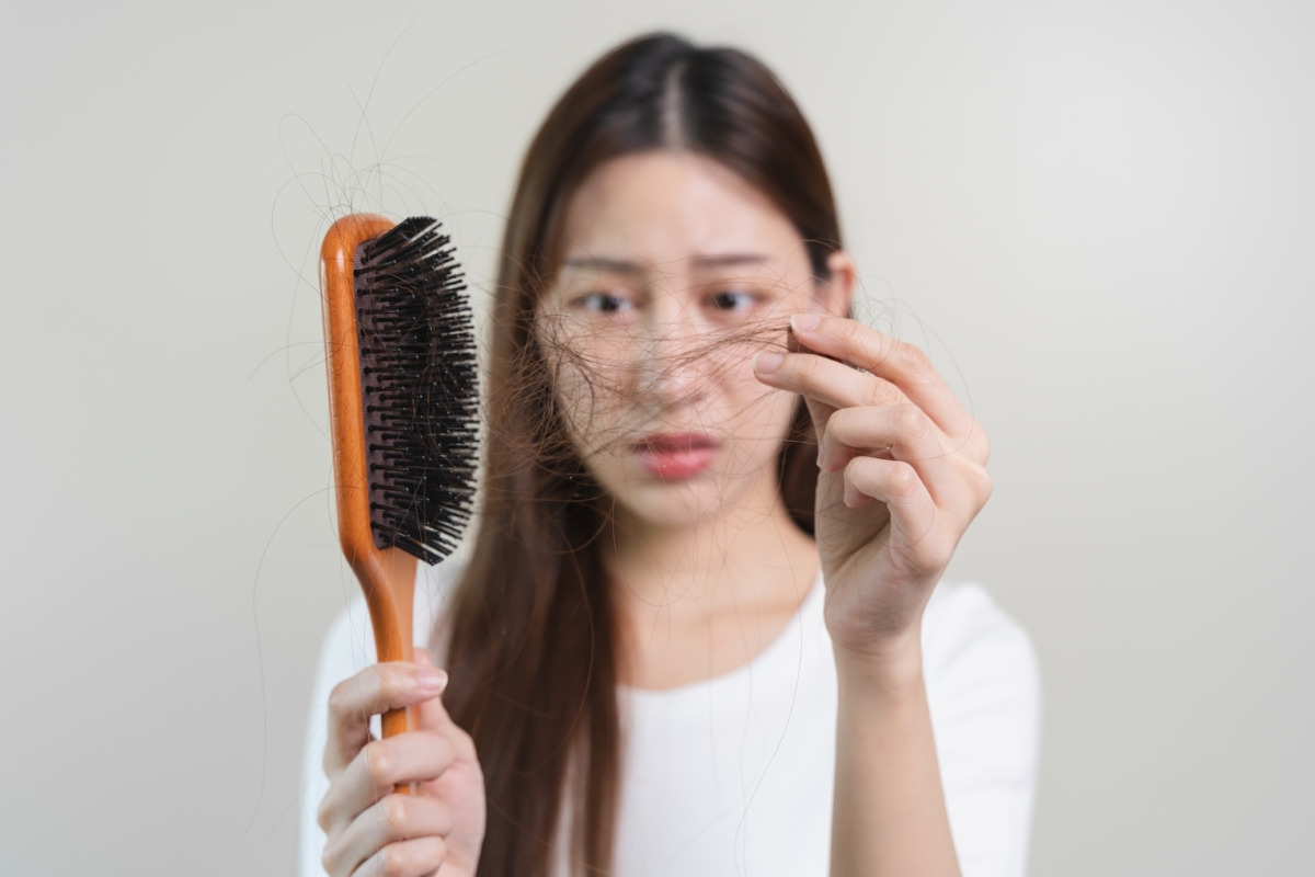 改善頭髮稀疏需從飲食打好基石，建議攝取蛋白質等8大關鍵營養素並搭配深海魚、黑芝麻等7類養髮食物，助你從內在吃出濃密秀髮。