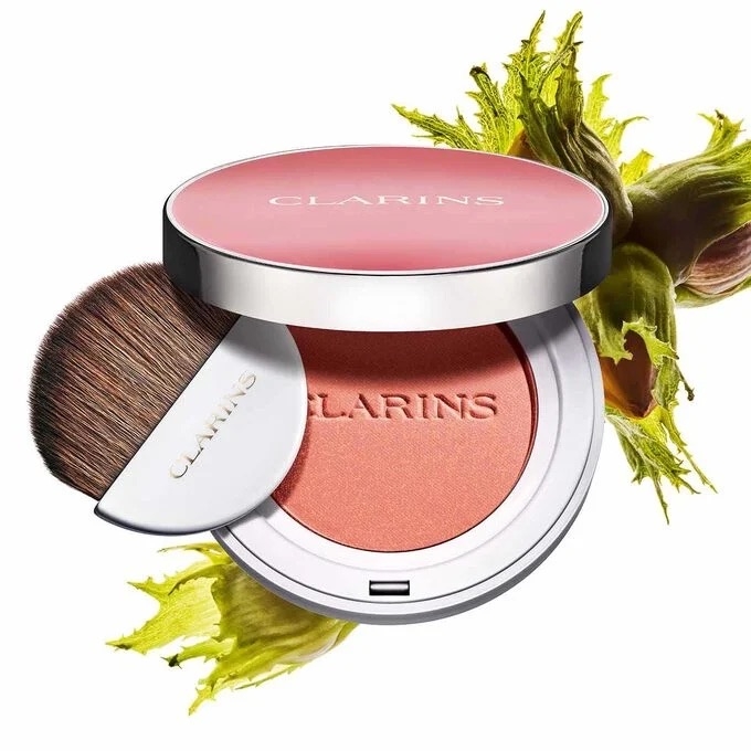 如果你正在尋找一款能在上妝同時保護肌膚、對抗污染的彩妝，Clarins Joli Blush 絲滑持久腮紅絕對是您的首選。