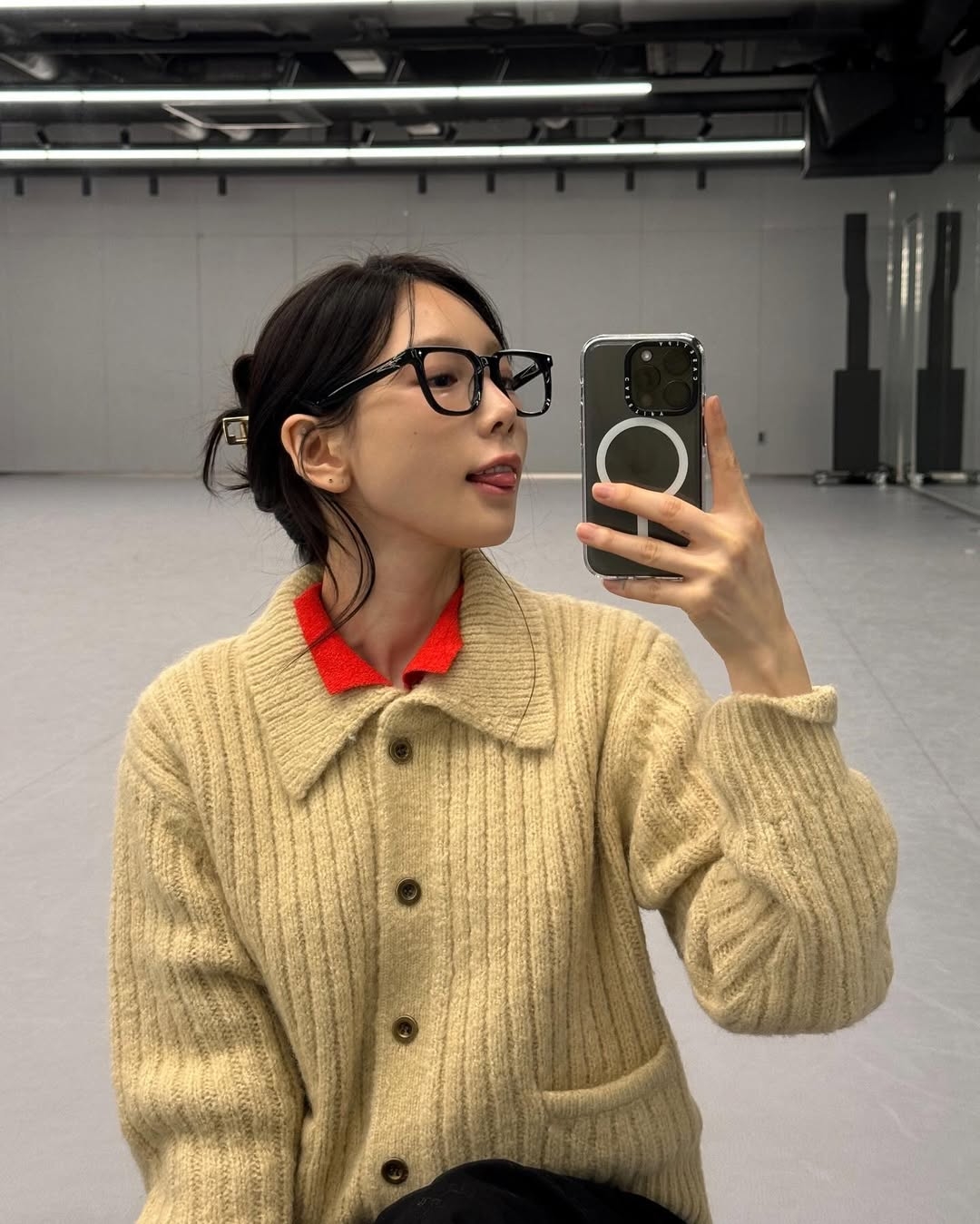 說到近年來最熱搜的髮型，絕對非「低丸子頭」莫屬！這款髮型是搭配鯊魚夾，根本是上班族和學生黨的早八救星，連明星都十分喜歡！