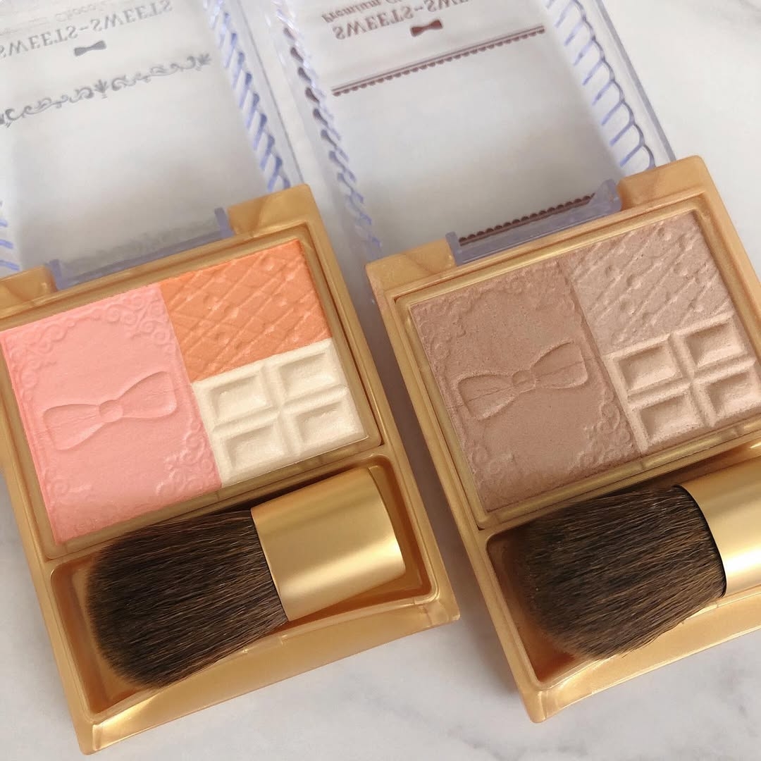 SWEETS SWEETS的巧克力莊園絲滑修容盤巧克力造型設計非常吸睛，而且粉質極細，帶有一種絲滑的觸感。