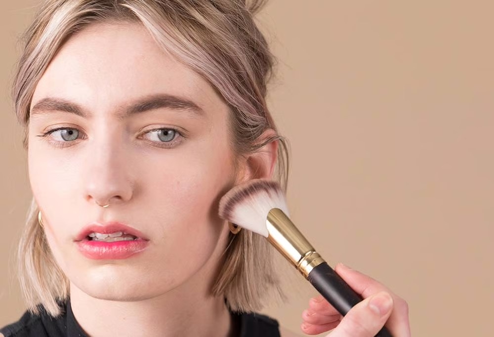 LUSH Biggest Fan 扇形修容掃全手製的純素扇形設計，選用高密度合成纖維掃毛。具備卓越的兼容性，能完美搭配膏狀或粉狀的彩妝產品使用。