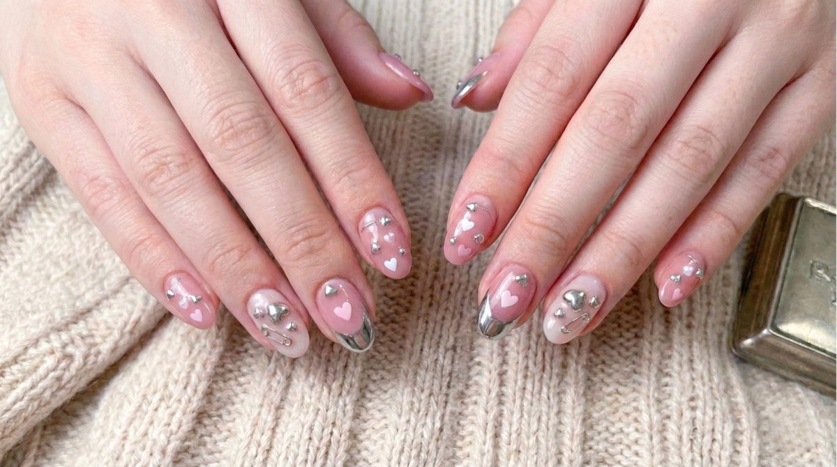 這款設計完美詮釋了「甜酷」風格的精髓,將少女心的愛心圖案與冷冽的金屬元素大膽碰撞。