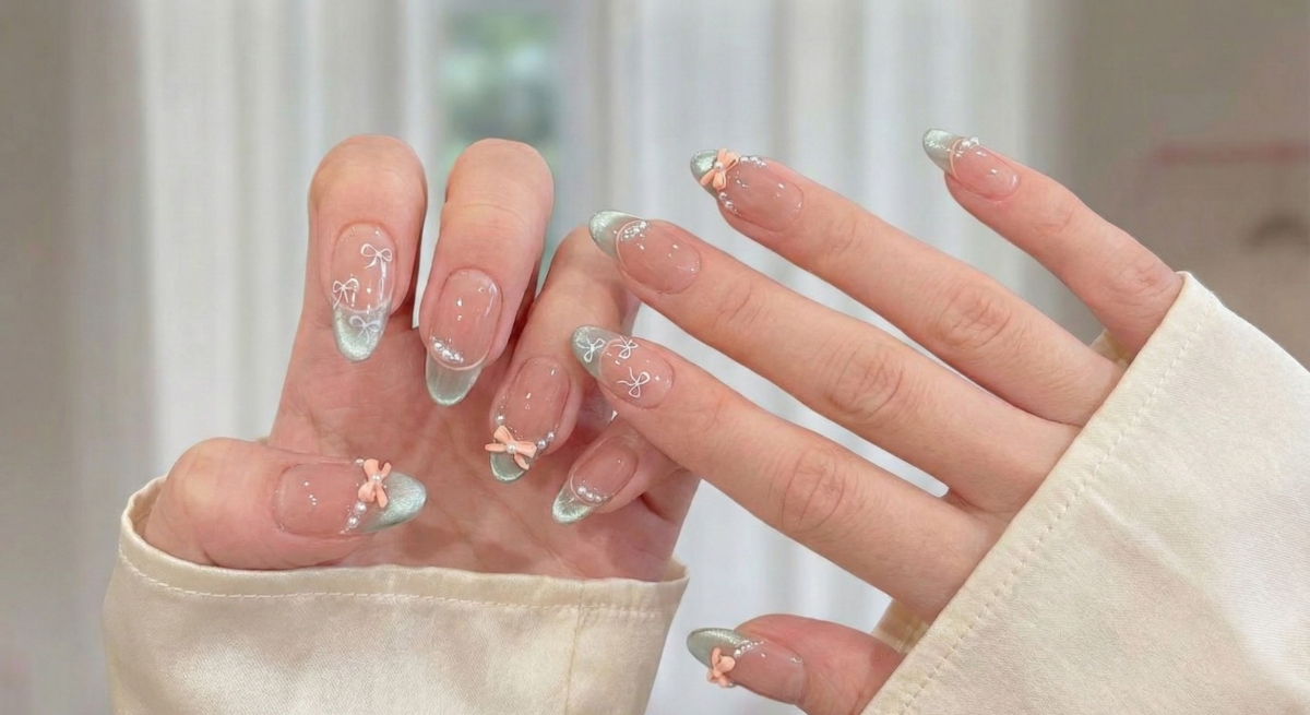 圖中展示的是果凍冰透感美甲款式,它能有效降低手部的視覺沈重感,讓雙手看起來格外乾淨白皙,是春夏季節或海島度假時的必備款。