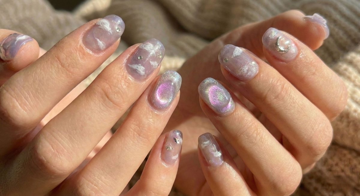 圖中的月亮美甲以深藍或紫色為底,搭配金屬飾品或精細手繪的彎月圖案。