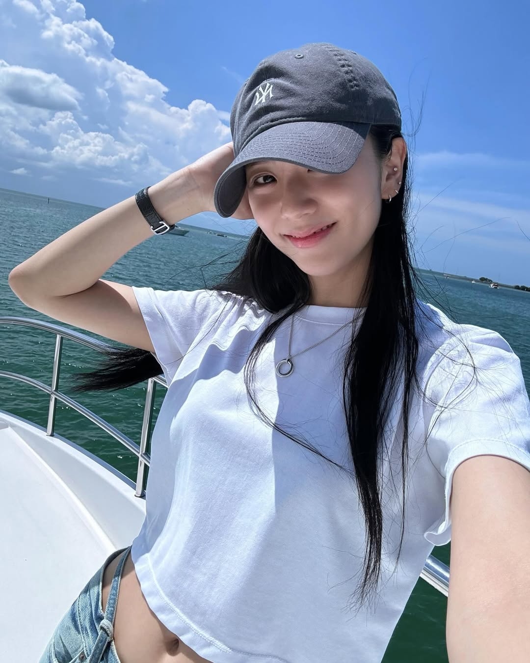 現在的原生感妝容不再是整張臉死白，而是透過「分區打底」與「精準提亮」來修飾臉型。