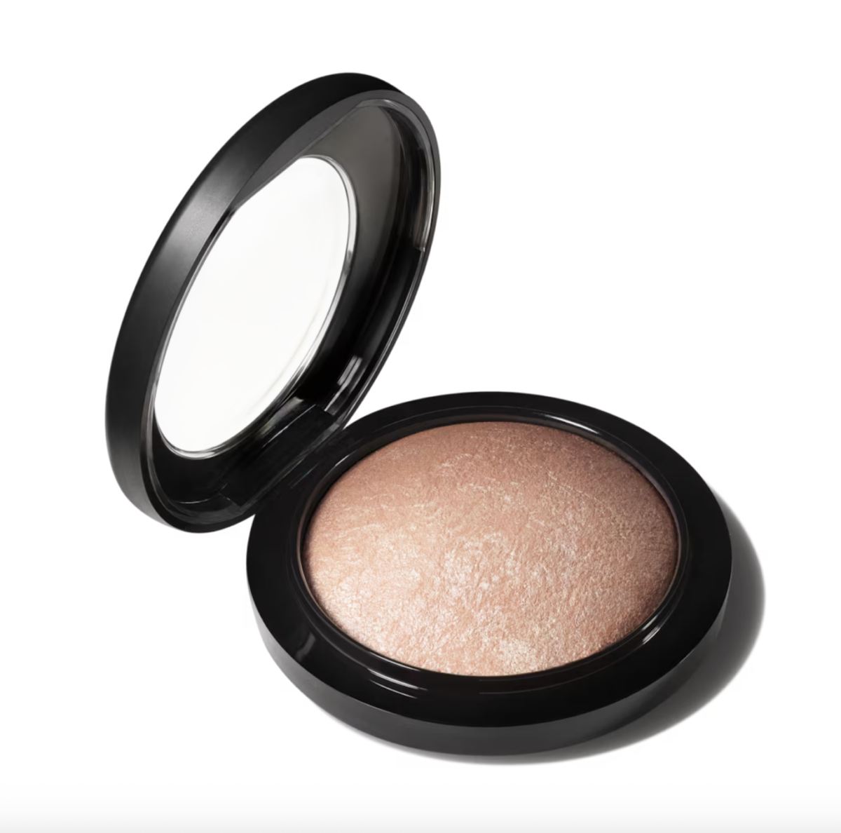 M.A.C的柔礦迷光炫彩餅利用烘焙式的礦物粉體，帶有極其低調的緞面光澤，常用於定妝或作為自然的古銅修容。