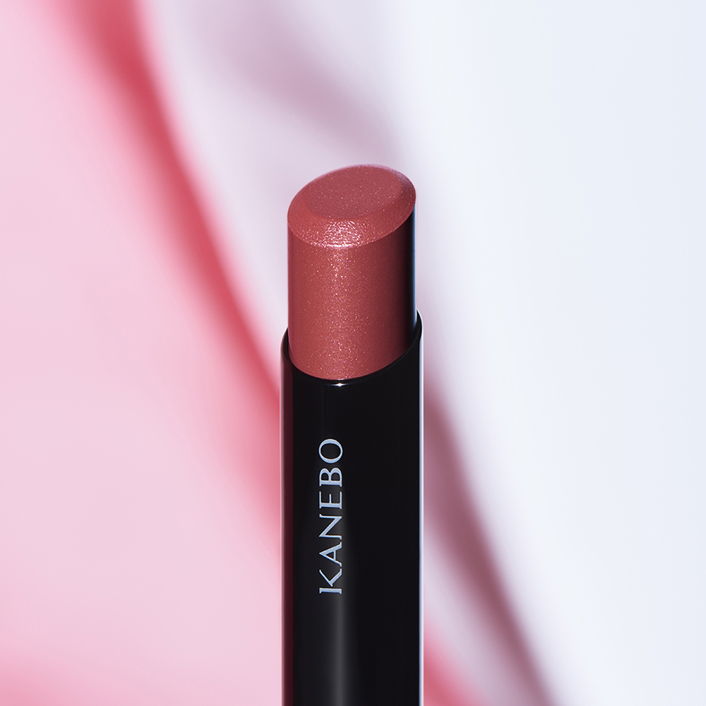 KANEBO 《心跳口紅》星燦嫣紅活力唇膏。