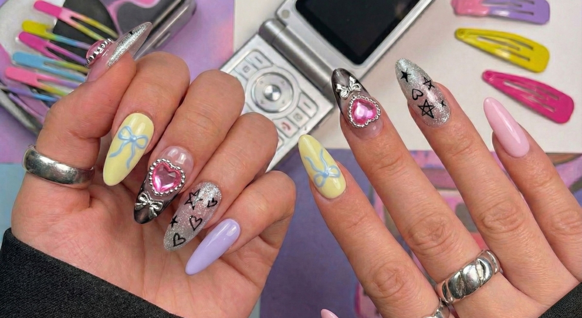 2k美甲充滿未來感,常用鮮艷的色系、金屬銀、棋盤格或星星圖案。