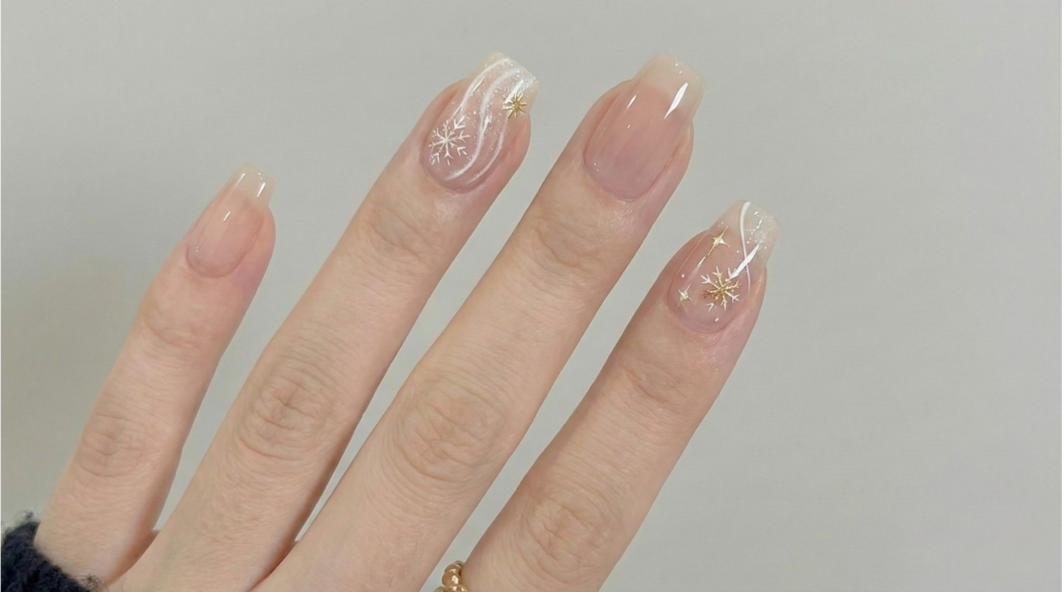 圖中展示的是清新透明系美甲款式,雖然存在感不高,但那種健康的光澤感,能讓您的雙手看起來天生就這麼美。