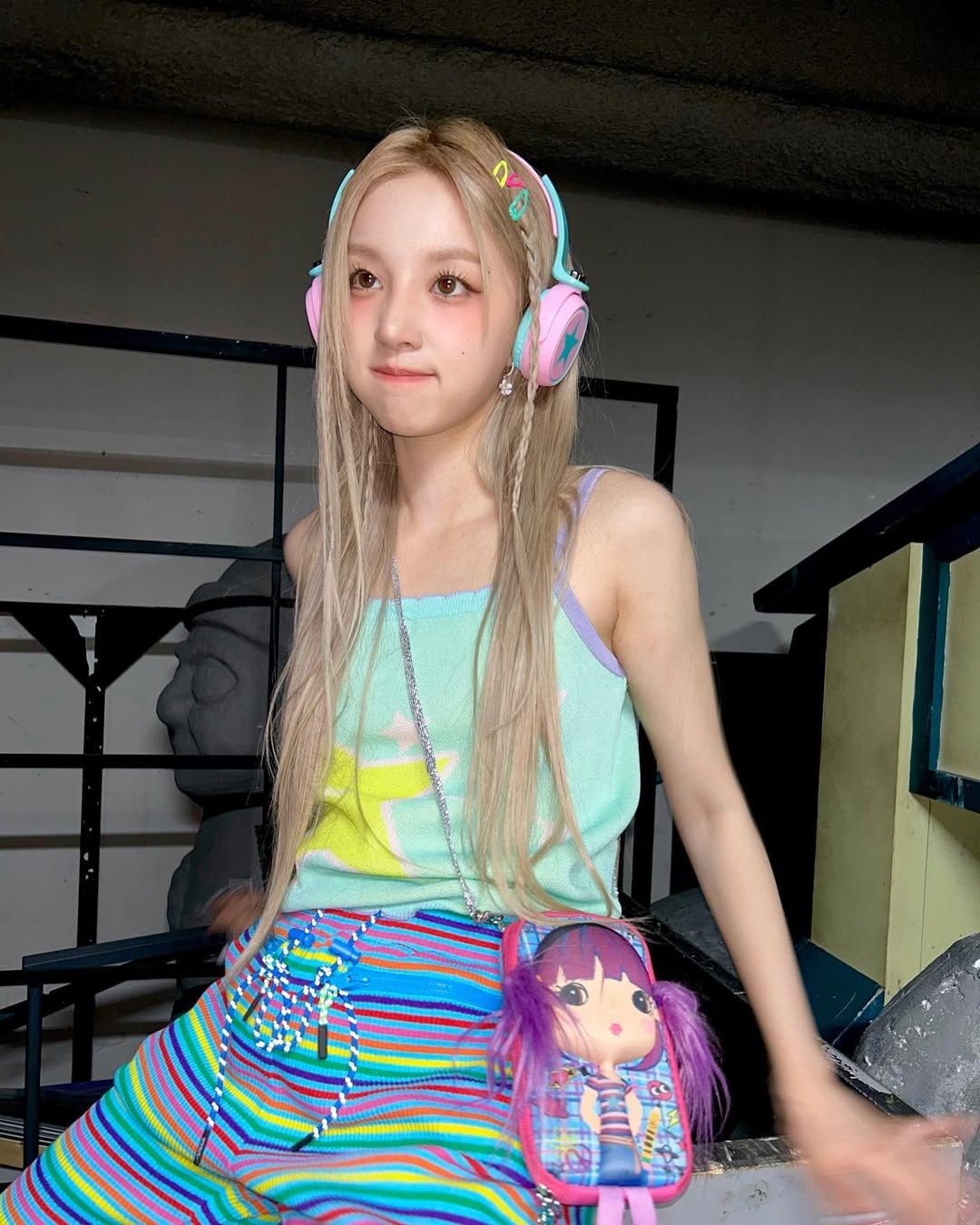 Yuqi 巧妙利用大自然中最鮮豔的果實色系，打造出充滿度假氛圍的「夏日水果特調」熱情多巴胺風格。