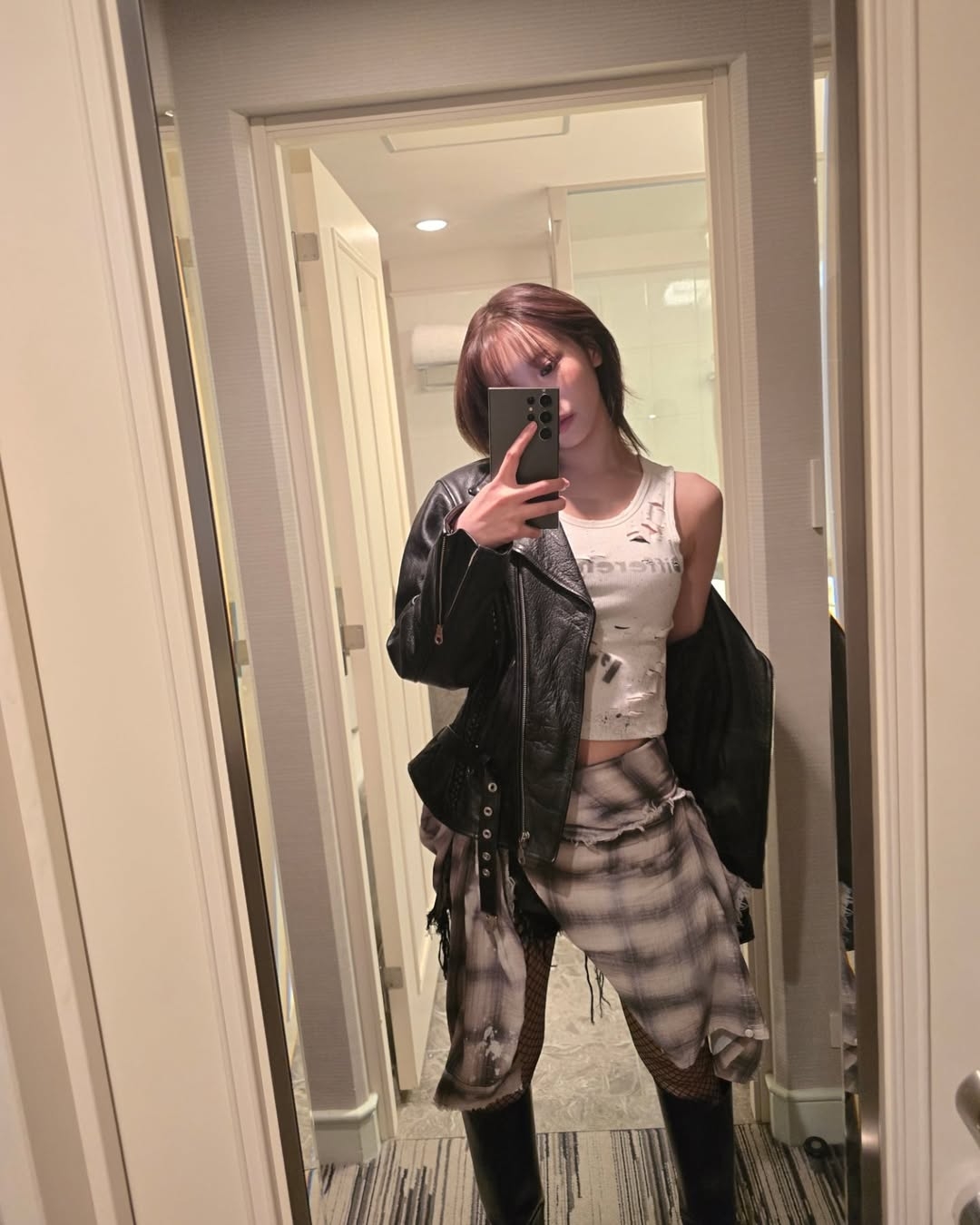 這款造型讓她的氣質變得更加成熟且率性，層次感的堆疊增添了一份前衛的時尚氣息。