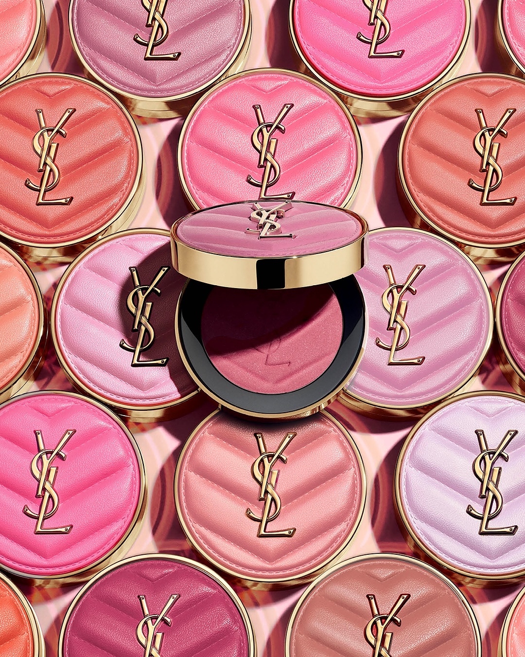 款 YSL BEAUTY 高訂皮革腮紅外殼設計是最大亮點，採用經典金色Cassandre標誌與皮革外殼，展現出極致的精品質感，宛如隨身攜帶的高級配件。