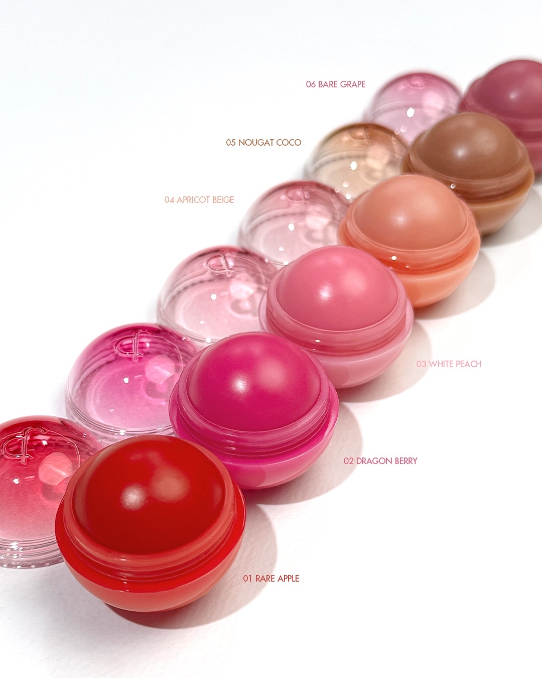 romand 果汁水潤奶油珠光腮紅以其創新的「Juicy Roll Cheek」滾珠設計脫穎而出，讓上妝變得超級輕鬆有趣，完全是懶人必備！