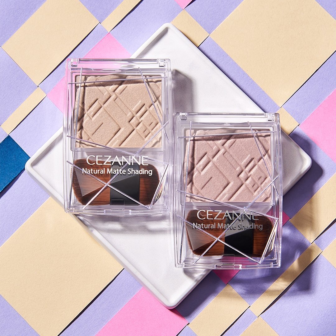 CEZANNE 自然霧面小臉粉餅：保濕不卡粉，附雙頭刷。