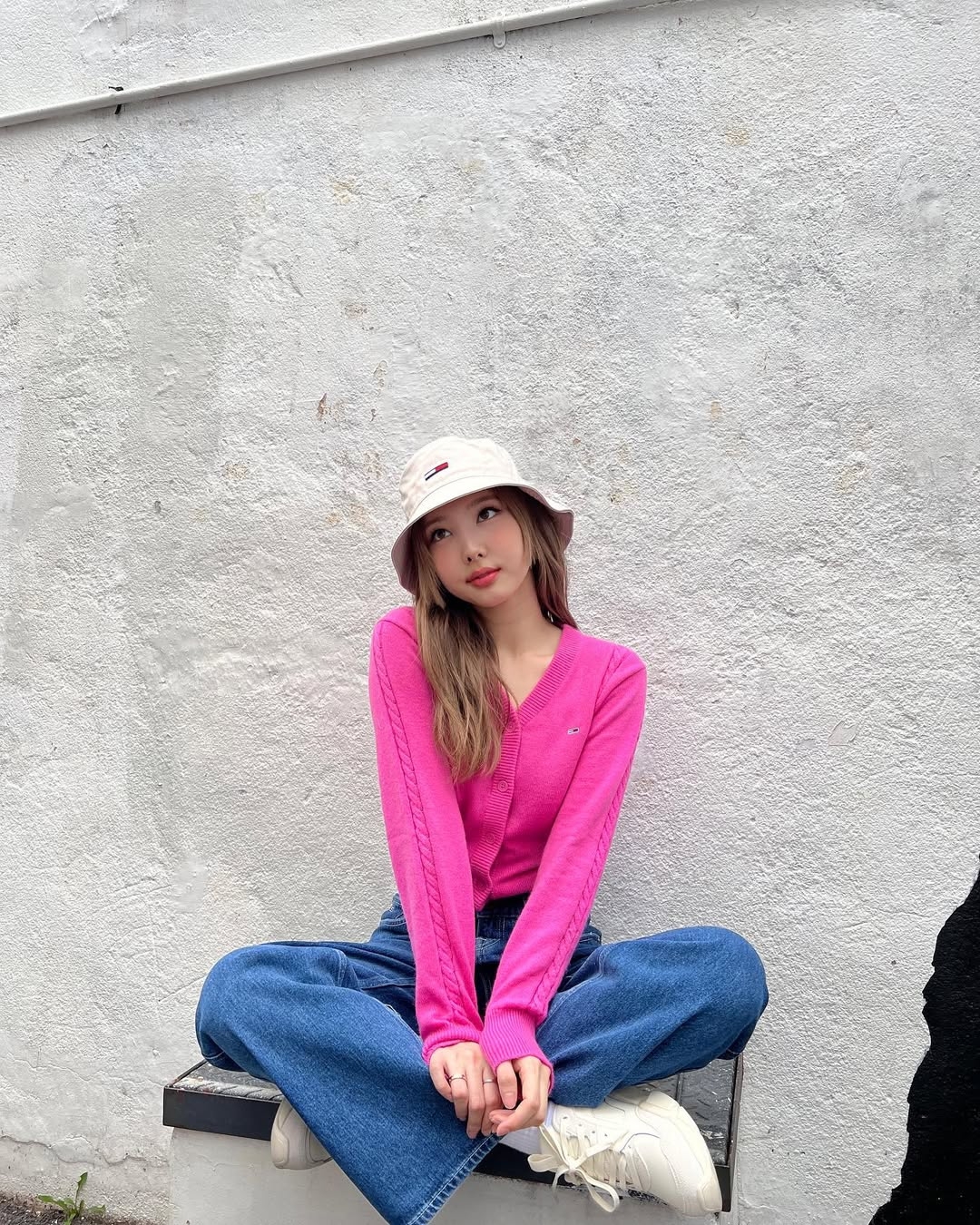 娜璉示範了最適合普通人日常模仿的「減法多巴胺」。只需一件高飽和度的單品，就能瞬間點亮全身，既乾淨俐落又充滿元氣。