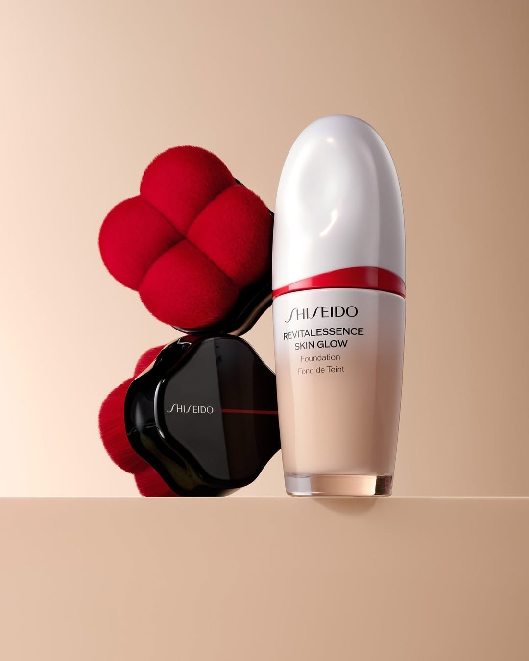 這款「聚光粉底液」結合了保養精華，讓上妝過程如同在做深層護膚，以極致的光澤感奪下台日底妝類雙冠。