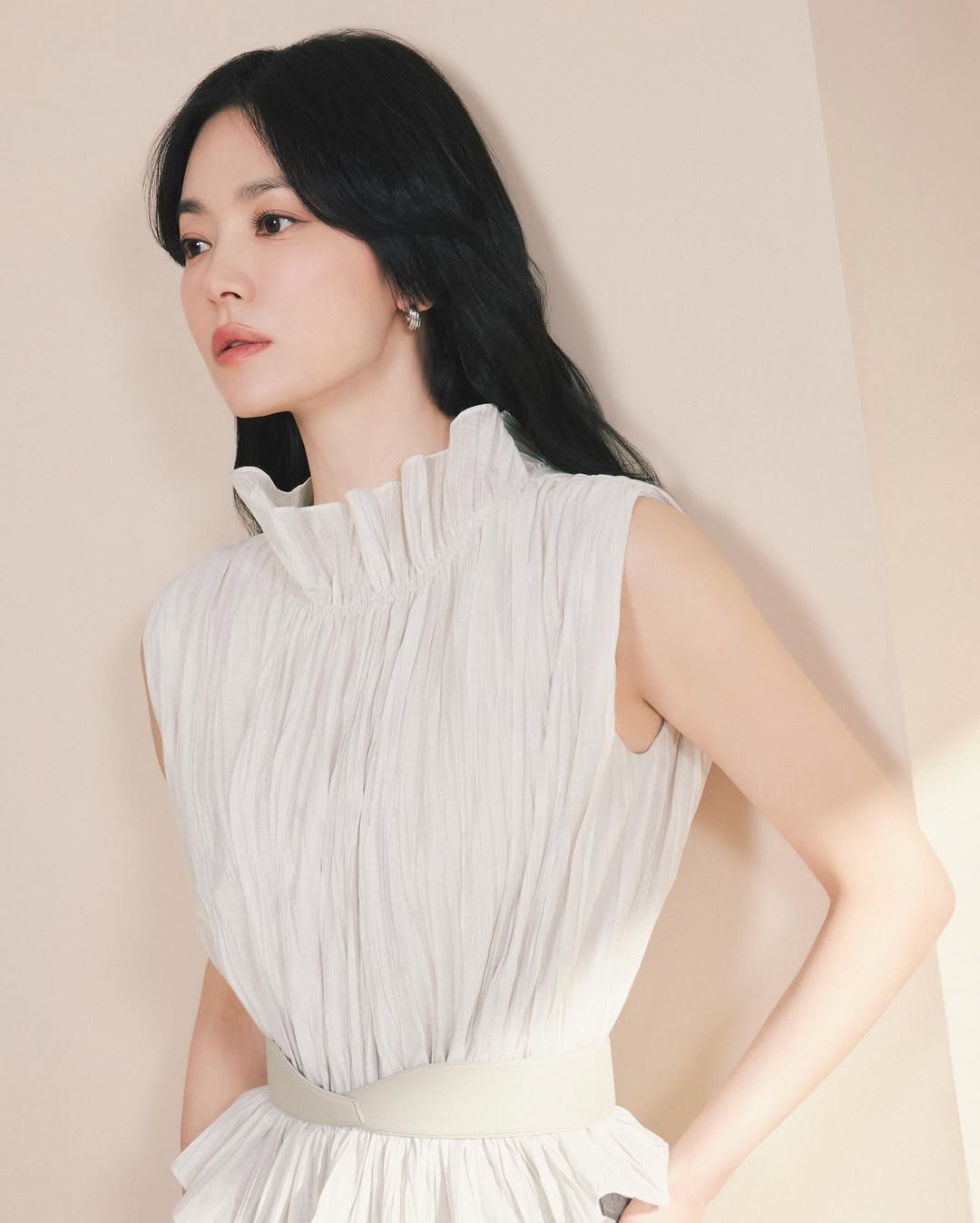 方形臉下顎骨明顯，額頭與下顎寬度一致，線條硬朗，給人穩重、現代且高級的感覺。