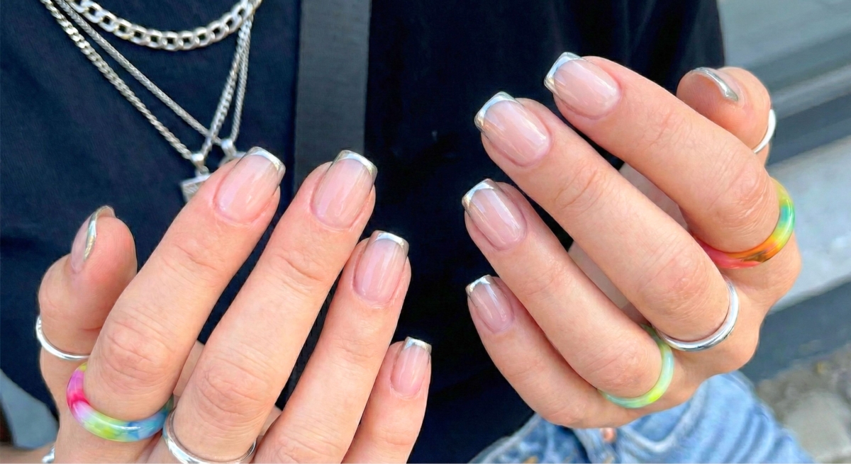 銀色法式注入了Y2K的未來感，冷酷而前衛；保留了甲面的清透感，卻在舉手投足間閃現俏皮的色彩。