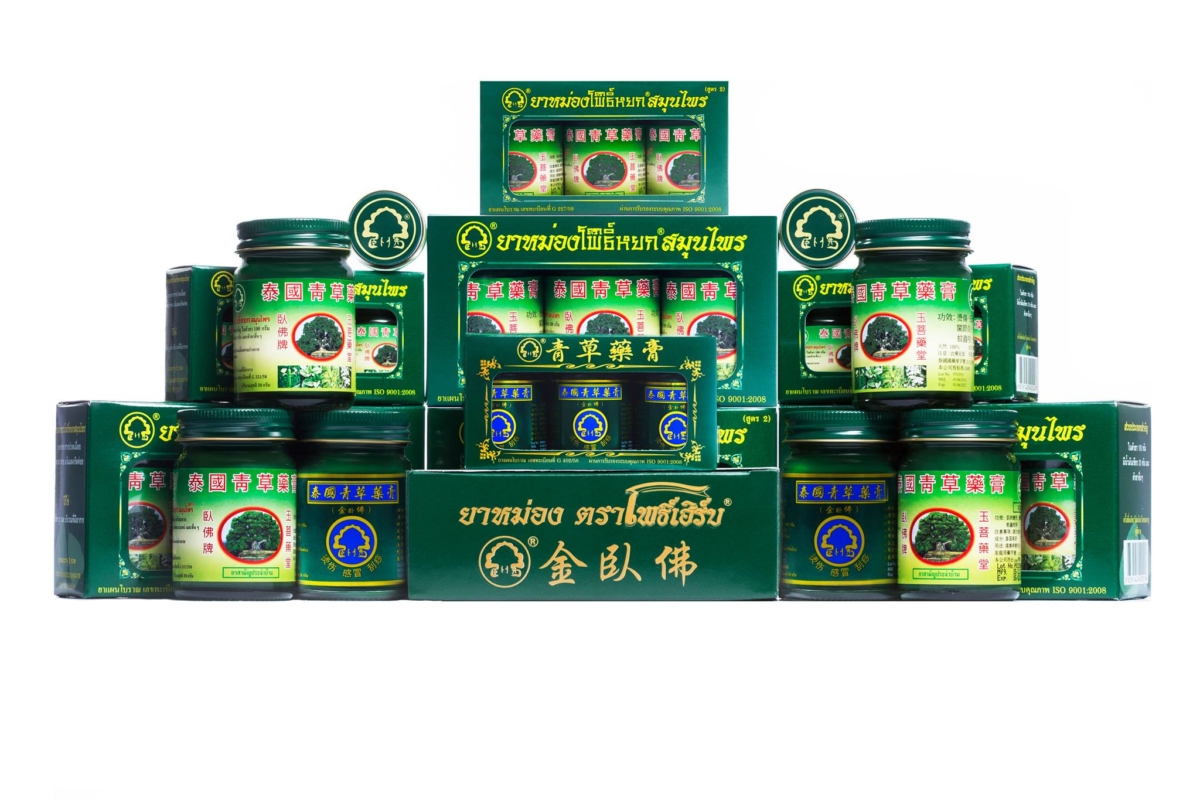 來泰國旅遊，這款萬用綠色軟膏幾乎是必買品，對蚊蟲叮咬、肌肉痠痛或日常小擦傷都相當實用，因此在 2025 年的藥妝推薦清單中名列前茅。