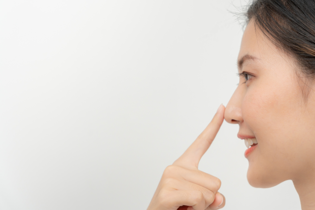 術後護理需嚴格遵守冰熱敷交替、藥物服用及鼻部保護措施，並配合禁菸與良好生活習慣，以確保手術效果並降低感染風險。