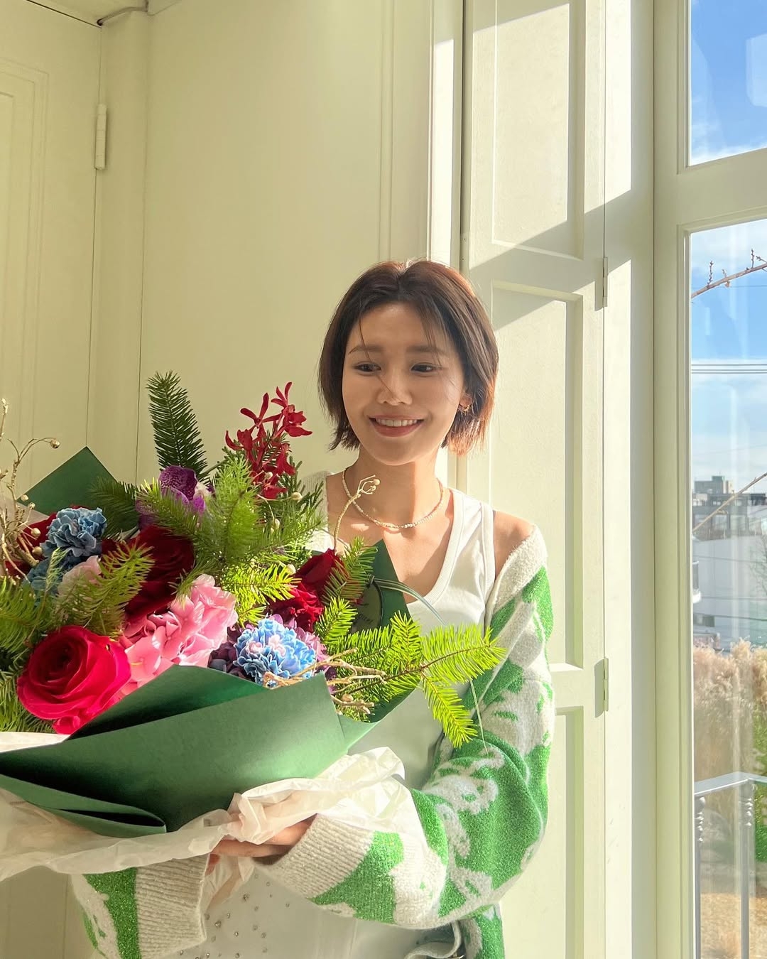 這是一款非常經典且不退流行的短髮造型，最大的特色在於「看似隨意，實則充滿小心機」。