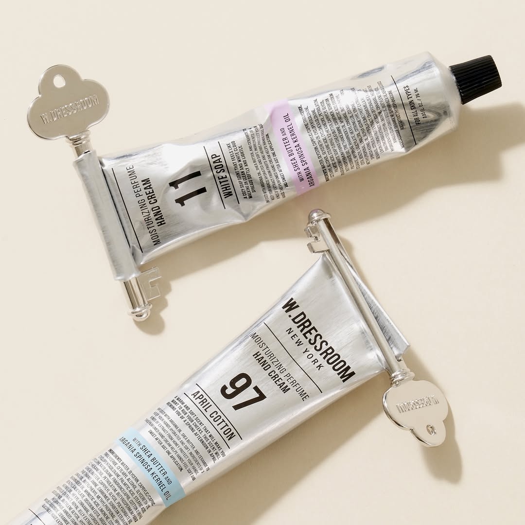 圖中展示的是W.DRESSROOM 保濕香氛護手霜，它的持香度非常好，擦完後雙手舉手投足間都會飄出淡淡的高級香氣，完全可以省下噴香水的錢！