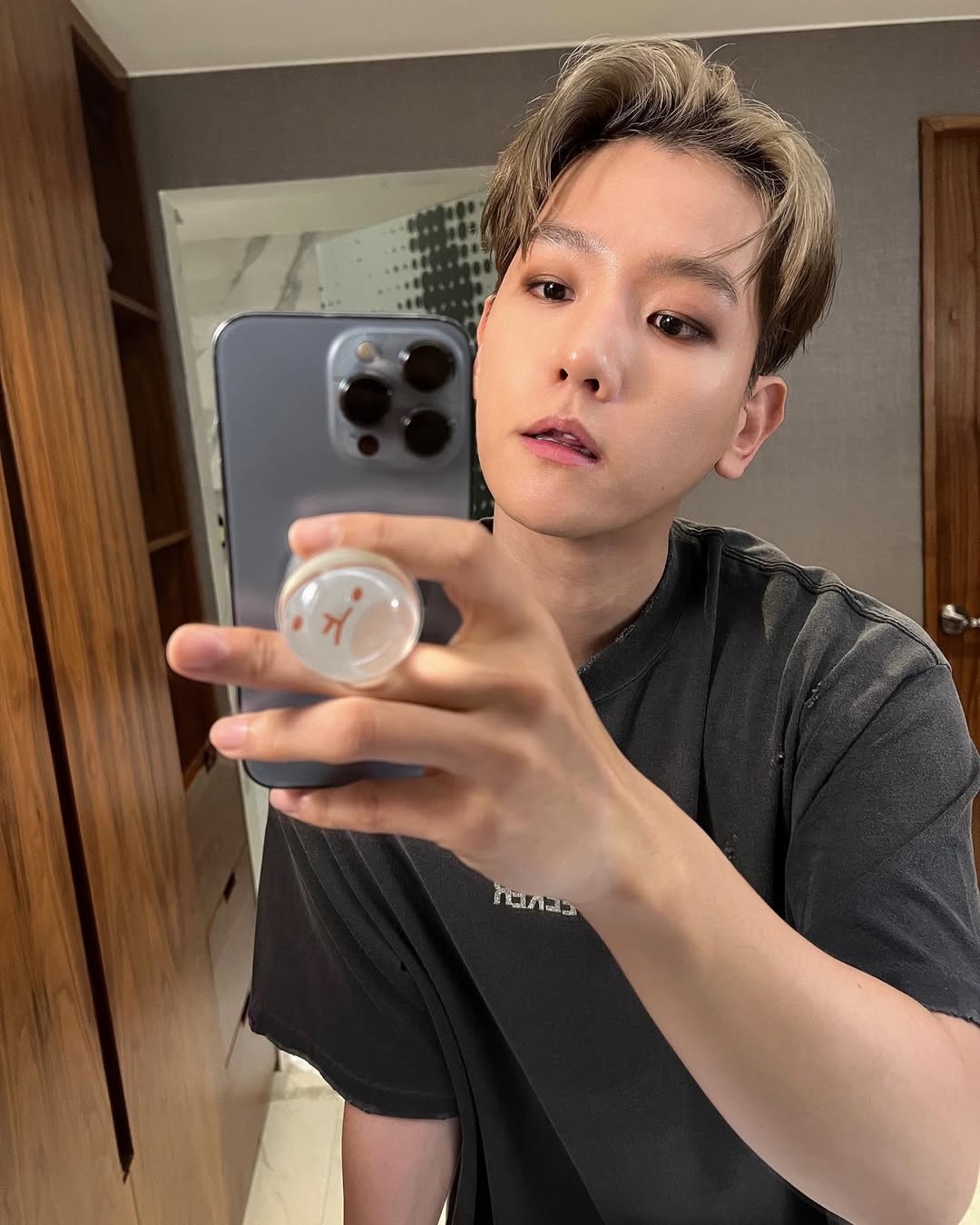 男士修眉最好的方式是參考自己本身的眉型及面形，循序漸進地修剪。